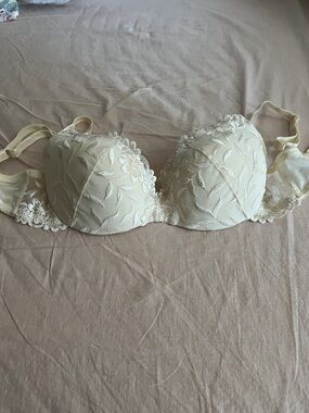 Wonderbra Cream Lace Embroidered Push-Up Bra
